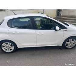 Peugeot 208 1.2 essence 82 cv signature